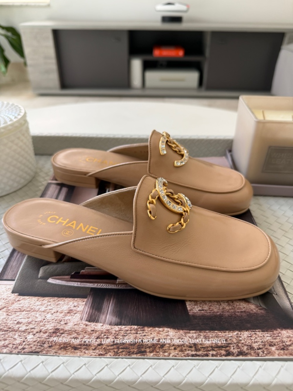 CHANEL GOLD CC LOGO WITH CRYSTALS CHAIN GOLD BEIGE NUDE PATENT LEATHER MULE 36.5 - Picture 4 of 17